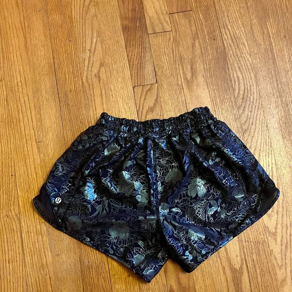 Lululemon Hotty Hot Low-Rise Lined Short 4" Logo Flourish Black Iridescent Foil - Picture 9 of 13